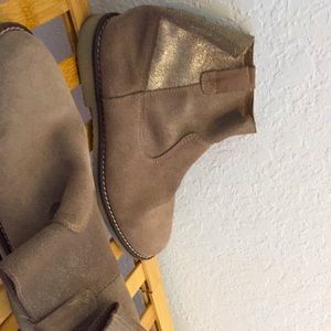 Brand: Zara girls boots, never been used, trust me
